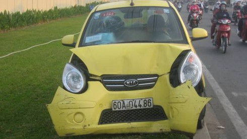 Đâm trực diện taxi, xe máy bật ngược lại gần 4m - ảnh 2