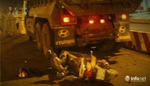 Hai phụ nữ lái xe máy tông thẳng vào đuôi xe ben sau khi uống bia - ảnh 1