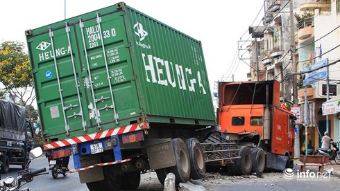 Nhiều xe máy nháo nhào phanh gấp để tránh xe container nổ lốp - ảnh 1