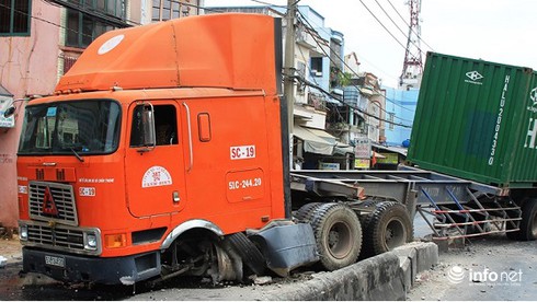 Nhiều xe máy nháo nhào phanh gấp để tránh xe container nổ lốp - ảnh 2