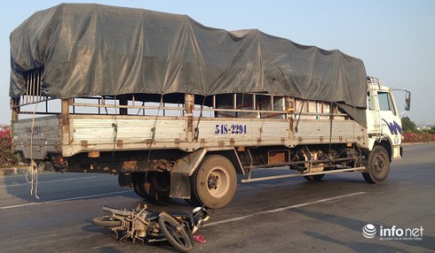 Người phụ nữ ngồi thất thần sau khi ngã gần bánh sau xe tải - ảnh 2