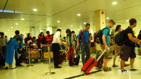 “Vô tư” mang 165.000 USD trong hành lý ký gửi qua cửa khẩu - ảnh 1