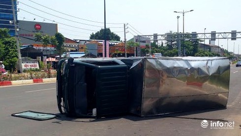 Xe tải lật ngang trên cầu, tài xế đạp cửa chui ra - ảnh 3