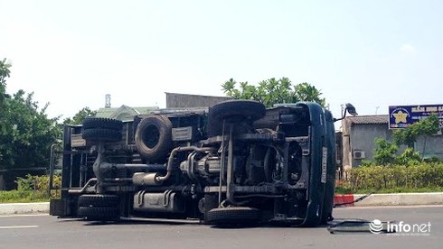 Xe tải lật ngang trên cầu, tài xế đạp cửa chui ra - ảnh 1