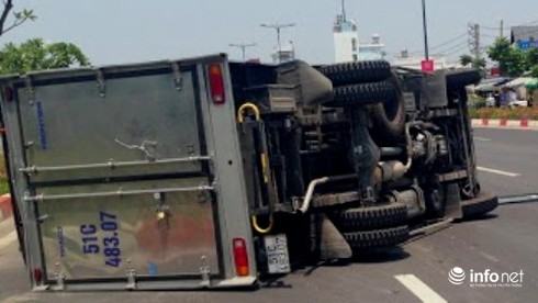 Xe tải lật ngang trên cầu, tài xế đạp cửa chui ra - ảnh 2