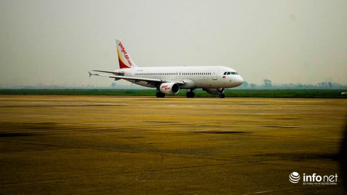 Đường băng bị sét đánh của Tân Sơn Nhất đã hoạt động trở lại - ảnh 1