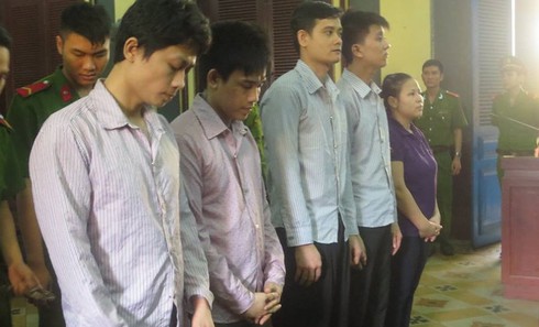 Ra vành móng ngựa khi vừa sinh con trong trại tạm giam - ảnh 1