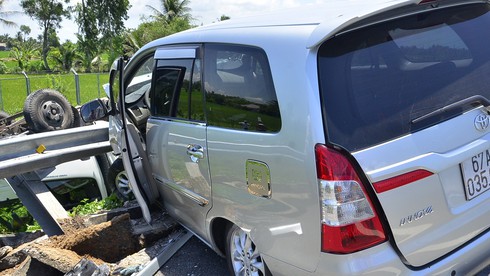 Va chạm với xe 7 chỗ, xe tải “bay” khỏi cao tốc Trung Lương - ảnh 3