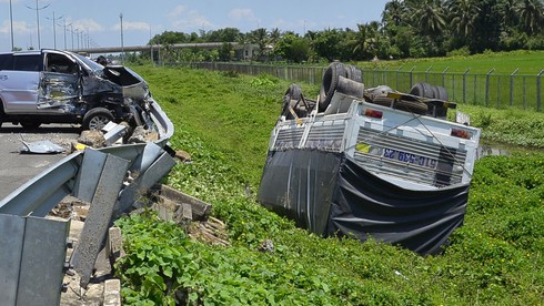 Va chạm với xe 7 chỗ, xe tải “bay” khỏi cao tốc Trung Lương - ảnh 1