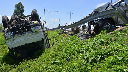 Va chạm với xe 7 chỗ, xe tải “bay” khỏi cao tốc Trung Lương - ảnh 2