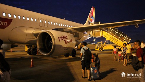 Bắt giữ hai nhân viên bốc xếp trộm điện thoại tại sân bay Nội Bài - ảnh 1