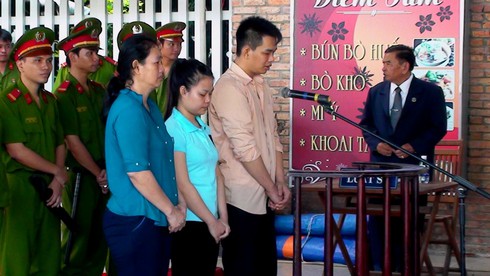 Mua ma túy về chia lẻ để mẹ và vợ đi bán - ảnh 1