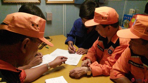 Cứu thành công 7 ngư dân gặp nạn tại quần đảo Hoàng Sa - ảnh 4