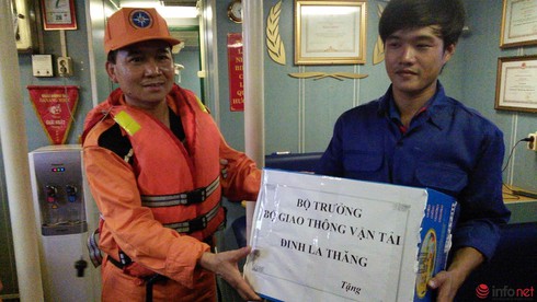 Cứu thành công 7 ngư dân gặp nạn tại quần đảo Hoàng Sa - ảnh 6