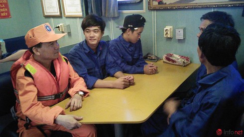 Cứu thành công 7 ngư dân gặp nạn tại quần đảo Hoàng Sa - ảnh 3