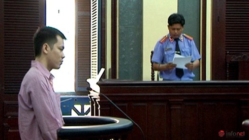 Lấy búa đập vào đầu vợ con vì mâu thuẫn chuyện tiền lương - ảnh 1