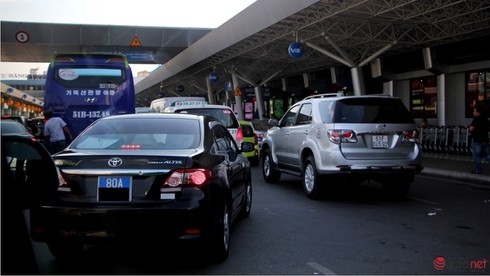 Thái độ của tài xế “xe công” tại Tân Sơn Nhất đã có “chuyển biến” - ảnh 2