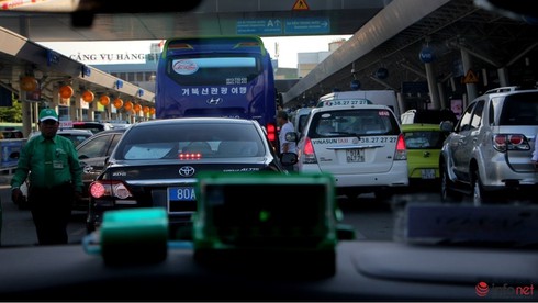 Thái độ của tài xế “xe công” tại Tân Sơn Nhất đã có “chuyển biến” - ảnh 1