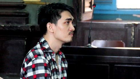 Nữ đại gia lại vắng mặt trong phiên xử tình trẻ cướp điện thoại - ảnh 1