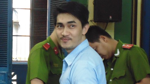 Người tình của nữ “đại gia” lĩnh án vì cướp điện thoại - ảnh 1