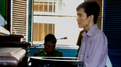 Mang xăng đến đốt nhà người yêu sau khi chia tay - ảnh 1