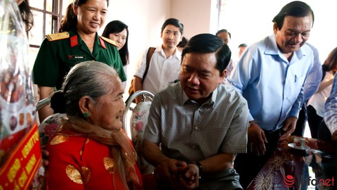 Bí thư Đinh La Thăng: “Mẹ có ý kiến gì chỉ đạo để bọn con làm không?” - ảnh 1