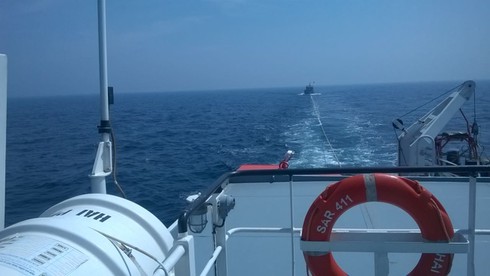 Cứu nạn tàu cá bị nạn trên đường phân định Vịnh Bắc Bộ - ảnh 1