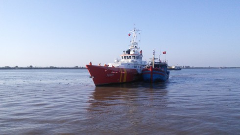 Cứu nạn tàu cá bị nạn trên đường phân định Vịnh Bắc Bộ - ảnh 2