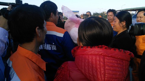 Cứu nạn tàu cá bị nạn trên đường phân định Vịnh Bắc Bộ - ảnh 4