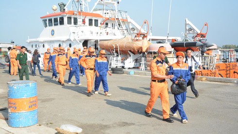 Chìm tàu cá, 10 ngư dân lênh đênh thuyền thúng giữa đêm - ảnh 2