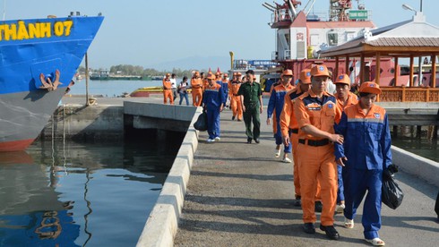 Chìm tàu cá, 10 ngư dân lênh đênh thuyền thúng giữa đêm - ảnh 3