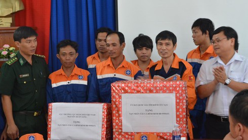 Chìm tàu cá, 10 ngư dân lênh đênh thuyền thúng giữa đêm - ảnh 5