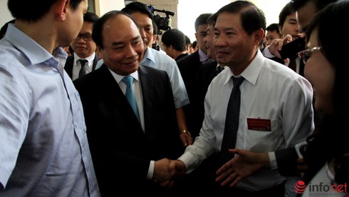 Thủ tướng Nguyễn Xuân Phúc bận rộn cả trong 15 phút giải lao - ảnh 1