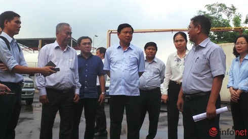 Ông Đinh La Thăng kiểm tra bãi rác sau cuộc tiếp xúc cử tri - ảnh 1