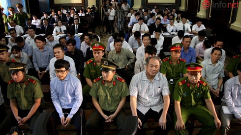 Xử đại án nghìn tỷ tại NH Xây dựng: Phạm Công Danh cười mỉm trước tòa - ảnh 6