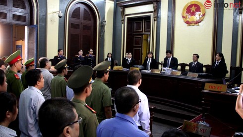 Xử đại án nghìn tỷ tại NH Xây dựng: Phạm Công Danh cười mỉm trước tòa - ảnh 5