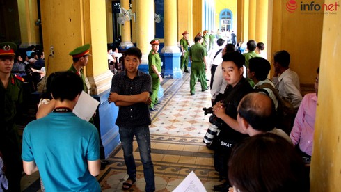 Xử đại án nghìn tỷ tại NH Xây dựng: Phạm Công Danh cười mỉm trước tòa - ảnh 3