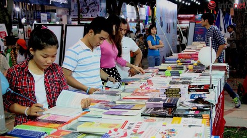 Bộ luật hình sự 2015 quá khắt khe với các nhà làm sách? - ảnh 1