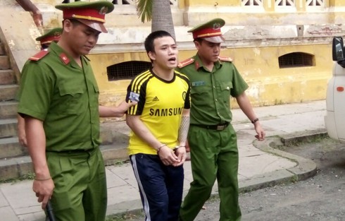 Bất ngờ rút dao sát hại người khác vì cái nhìn