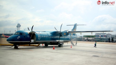 Máy bay ATR tại Tân Sơn Nhất bị móp bụng vì va chạm với thùng hàng - ảnh 1