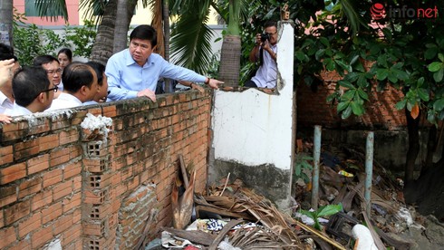 Chủ tịch TP.HCM thị sát cống thoát nước, tìm cách