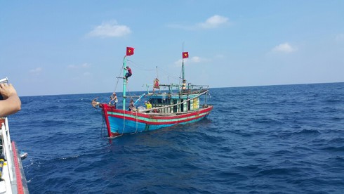 Cứu nạn thành công 5 thuyền viên trên tàu cá bị thả trôi - ảnh 1