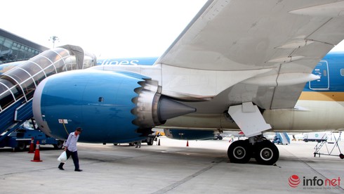 Mưa lớn, 29 chuyến bay phải “lòng vòng” trên bầu trời Tân Sơn Nhất - ảnh 2