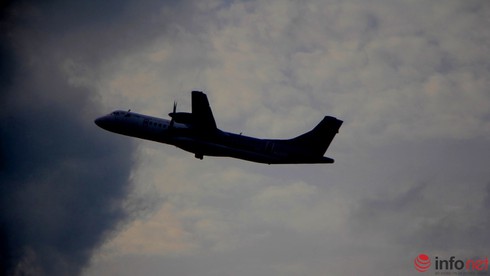 Mưa lớn, 29 chuyến bay phải “lòng vòng” trên bầu trời Tân Sơn Nhất - ảnh 1