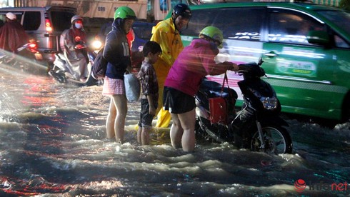 TP.HCM: Triều cường đạt đỉnh, nhiều khu vực sẽ bị ngập nặng - ảnh 1