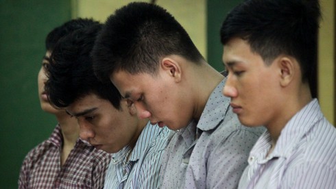 42 năm tù cho nhóm thanh niên mang mã tấu chém người - ảnh 1