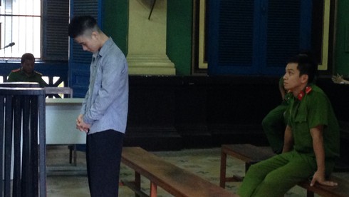 Cái níu xe oan nghiệt của cô gái trẻ - ảnh 1