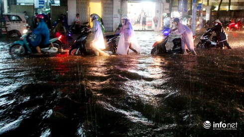Ông Đinh La Thăng: Bí thư phường phải lên Trung tâm chống ngập để hỏi cho ra nhẽ - ảnh 1