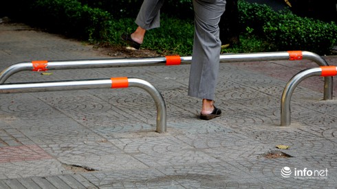 TP.HCM sẽ thay đổi cách lắp barie trên vỉa hè để ngăn xe máy - ảnh 1