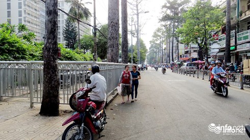 Quận 5 sẽ cải tiến rào chắn vỉa hè…“như chuồng thú” để lắp thêm ở nơi khác - ảnh 2